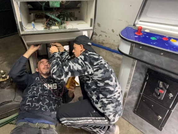 Daniele e Mattia riportano in vita i videogiochi anni ’80 con gettoni e cabine