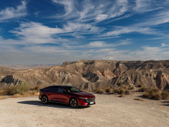 Mazda 6e percorre 376 km nel deserto di Gorafe, vicino a Granada e l'Alhambra