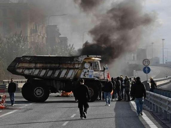 Sciopero a Genova: ex Ilva occupato, la sindaca Salis denuncia il fallimento del governo