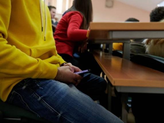 Valditara: vietare i cellulari a scuola, anche durante l’intervallo; pediatri sconsigliano l’uso sotto i 13 anni