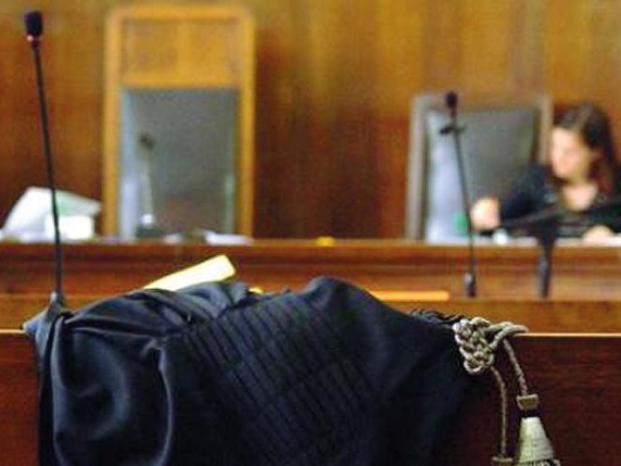 Donna lascia marito per ex‑amico incontrato su Facebook: l’uomo chiede 12.000 euro per auto e ora è in processo