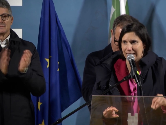 Elly Schlein invita Giorgia Meloni a smettere di credere in complotti senza prove