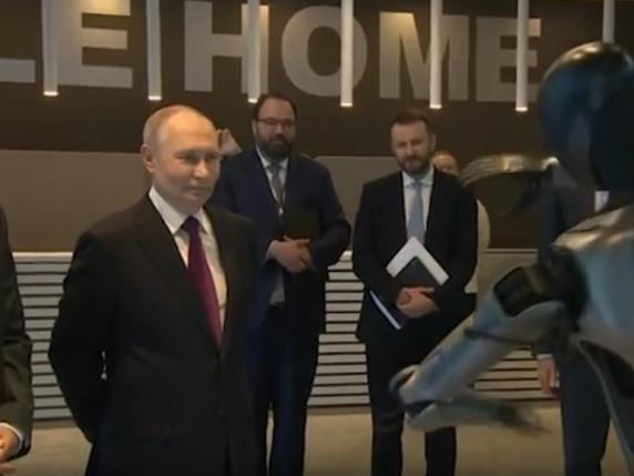 Putin accolto da un robot ballerino durante la conferenza sull'intelligenza artificiale