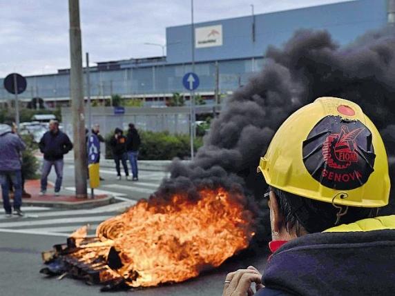 Lavoratori di Genova‑Cornigliano protestano: notte in tenda e richieste di intervento statale sul nuovo piano di Ex Ilva