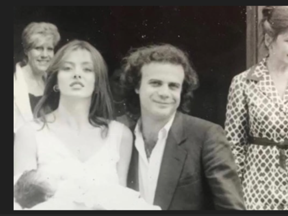 Alba Parietti al battesimo di Oppini Junior, con Jerry Calà e la madre del bambino