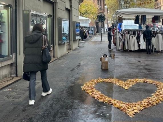 Installazione di foglie a Trastevere: artista in cerca di lavoro