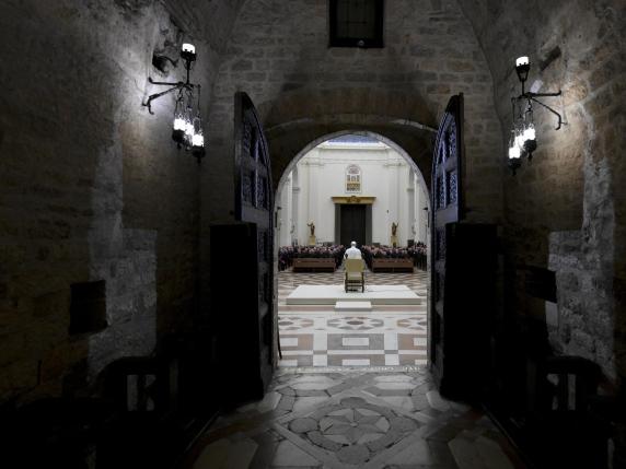 Papa Leo XIV incontra i vescovi italiani dopo la preghiera a San Francesco: la Chiesa deve vivere tra la gente e prevenire gli abusi