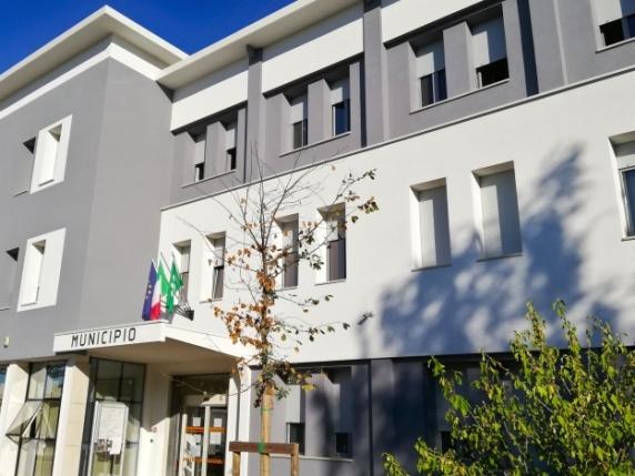 Uomo scoperto a ricevere la pensione di madre deceduta per 3 anni, travestito da lei all'Anagrafe