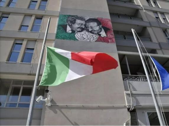 Ex preside di Crotone arrestato per corruzione: la scuola usata per interessi personali