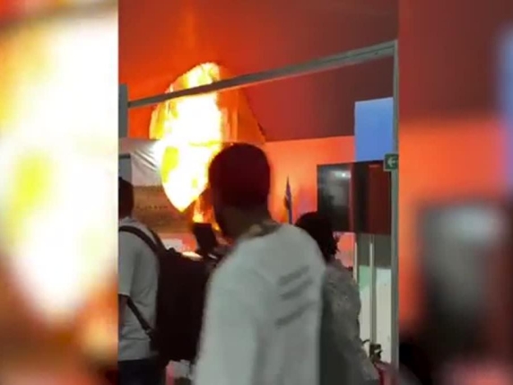 Incendio nei padiglioni della COP30 a Belem: evacuazione delle persone in corso