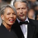 Mads Mikkelsen compie 60 anni: dal ballo al cinema e la sua lunga unione con la moglie