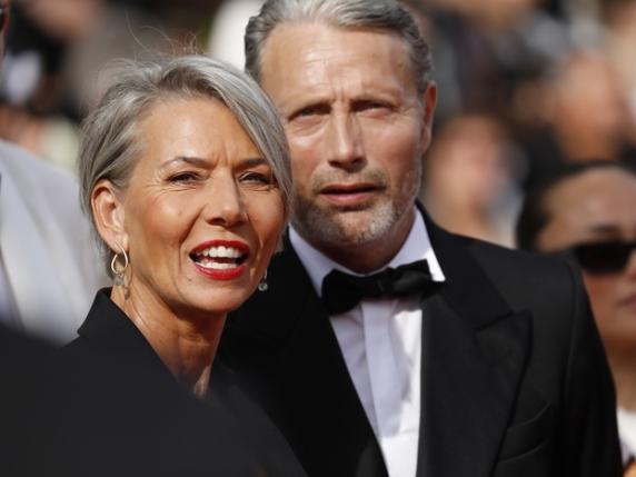 Mads Mikkelsen compie 60 anni: dal ballo al cinema e la sua lunga unione con la moglie