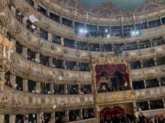 Volantini contro Beatrice Venezi durante la prima alla La Fenice