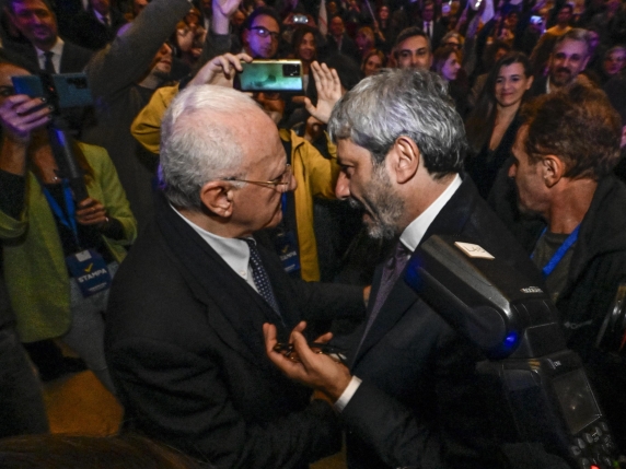 Veleni, condizioni imposte e la campagna triste: il potere di De Luca al centro