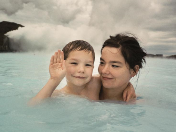 Björk compie 60 anni: padre politico, carriera post‑punk e vita personale