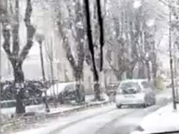Neve in pianura: Lecco già imbiancata dalle strade del centro storico