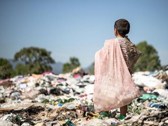 1,3 milioni di bambini in Italia vivono in povertà assoluta: uno su sette minori a rischio, soprattutto nel Sud
