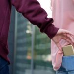 Ladro restituisce il telefono di una vittima rapinata, affermando di non volere l'iPhone