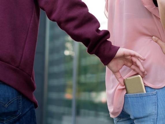 Ladro restituisce il telefono di una vittima rapinata, affermando di non volere l'iPhone