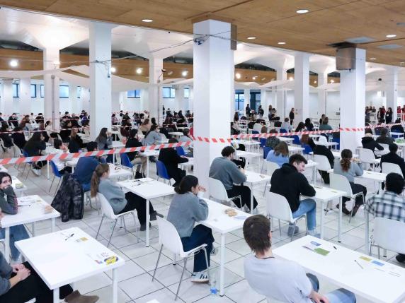 Prima prova di ammissione alle facoltà sanitarie: studenti denunciano telefonini, risposte copiate e suggerimenti dei sorveglianti