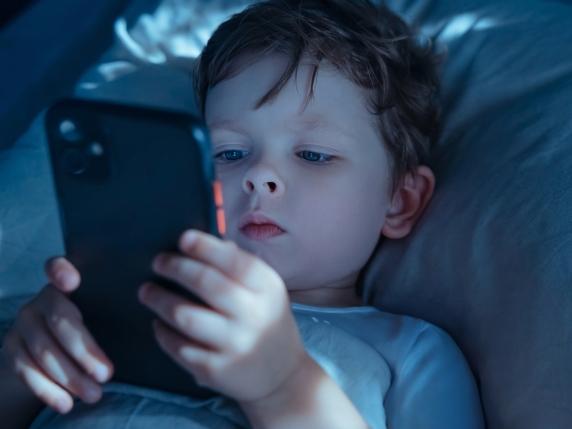 Psicoterapeuta denuncia esposizione di bambine a pornografia in scuola elementare