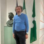 Sindaco di Borgo Virgilio incontra donna in travestimento per rinnovo carta d’identità