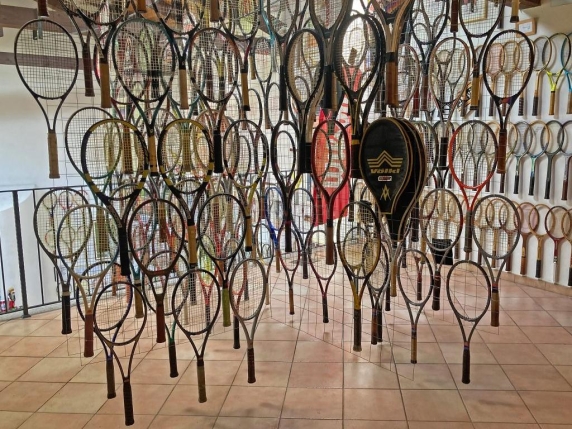 Baldissero d’Alba: museo delle racchette da tennis e le guglie sabbiose