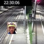 Video mostra treno che colpisce cinque operai in zona industriale; caposcorta chiama soccorso