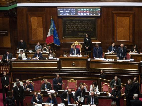 Incertezza su Meloni e la sinistra: politica estera e astensione minacciano la stabilità del governo