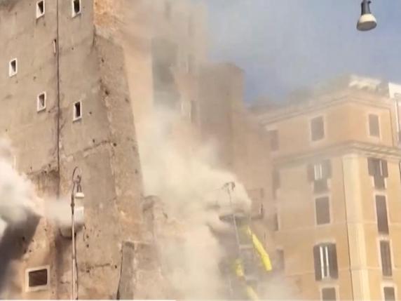 Video di turista inglese cattura il primo crollo della Torre dei Conti a Roma