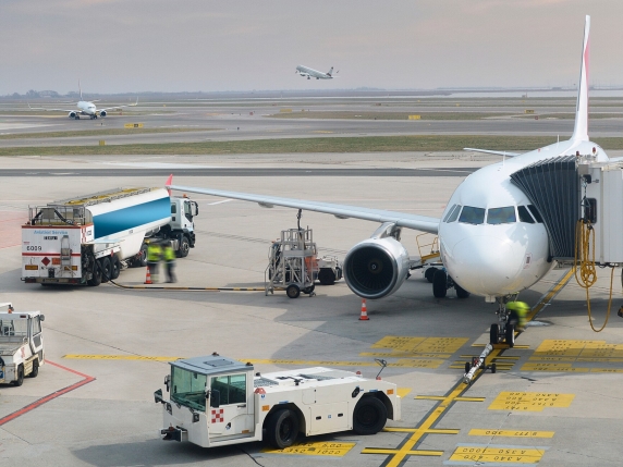 Europa in carenza di kerosene per aerei: raffinerie in crisi, produzione in calo e voli in aumento