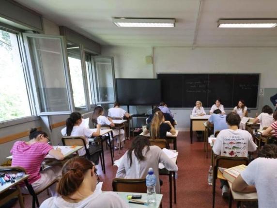 Maestra di Lecce condannata a sei mesi per aver lanciato un diario su un bambino e insultato