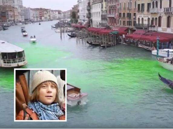 Greta Thunberg partecipa alla protesta: il Canal Grande di Venezia tinto di verde