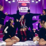 Anna avvia un nuovo tour con glitter, ospiti e momenti di commozione