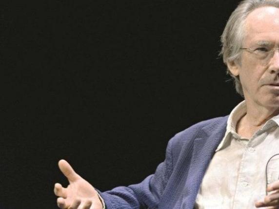 Ian McEwan avverte: l'intelligenza artificiale potrebbe trasformarci in una società di Frankenstein