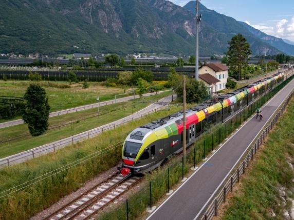 Turista con due cani senza museruola si rifiuta di scendere dal treno e presenta denuncia