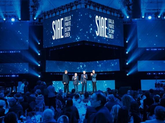 Siae Music Awards 2025: Amadeus onora Vanoni ma poche donne ricevono premi