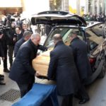 Feretro in pubblico: applausi per il pesce di mare