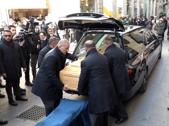 Feretro in pubblico: applausi per il pesce di mare