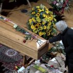 Liliana Segre rende omaggio alla camera ardente