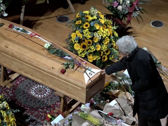 Liliana Segre rende omaggio alla camera ardente