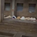 Rifugio per senzatetto di Torino: pulizia temporanea davanti al Duomo durante trasmissioni televisive