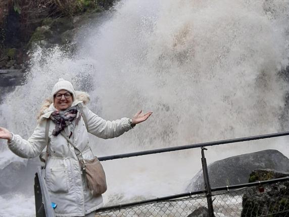 Incidente sulla A10: autobus colpisce camion, muore la guida turistica Marina Chiarina