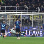 Calhanoglu fallisce il rigore assegnato dal VAR, Pavlovic parato da Maignan