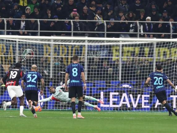 Calhanoglu fallisce il rigore assegnato dal VAR, Pavlovic parato da Maignan