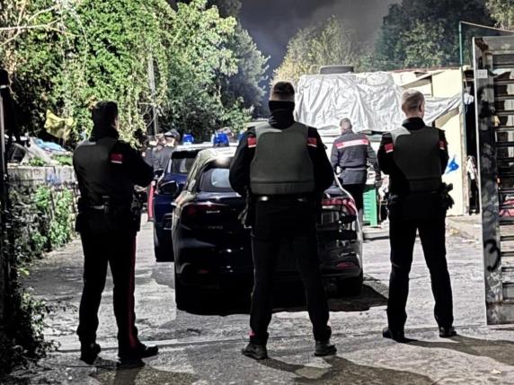 Via dei Gordiani: 18 arresti in blitz per furti e rapine di anziani nel Campo Rom