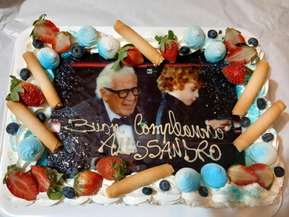 Alessandro, 7 anni, talento precoce al pianoforte