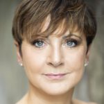 Debora Villa al Teatro Lirico Giorgio Gaber: umorismo per denunciare la violenza di genere