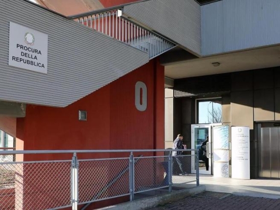 Ex-carabiniere condannato a braccialetto elettronico per controllo delle spese e dei messaggi della ex moglie