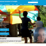 Famiglia in un bosco: genitori presenti e attenti